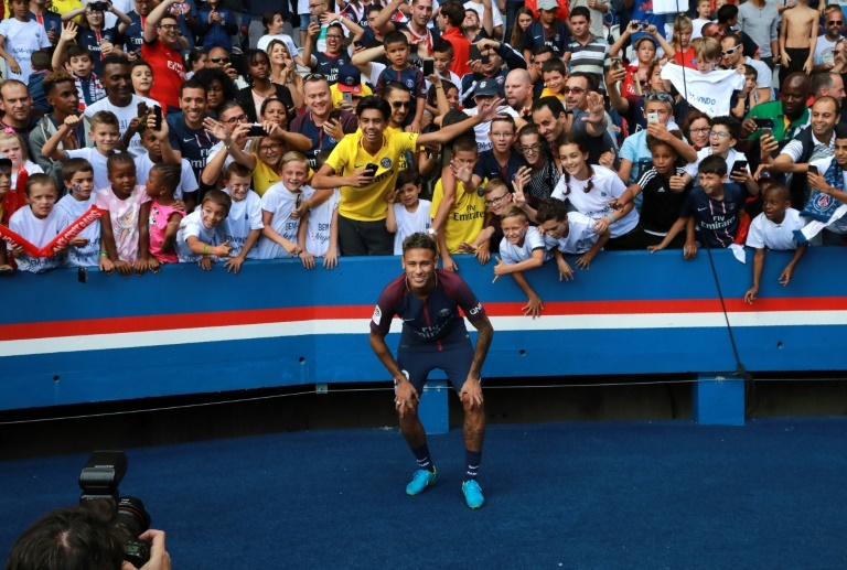 Siguiente Artículo Artículo previo
Pin Aún colea la fuga de Neymar. AFP Whatsapp Twitter Facebook Comentarios 13