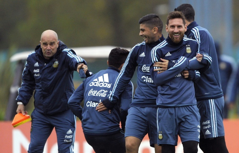Siguiente Artículo Artículo previo
Pin Pezzella ha sido citado por Sampaoli. EFE Whatsapp Twitter Facebook Comentarios 0