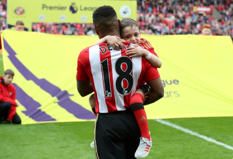 La gran tristeza de Defoe en funeral del pequeño hincha