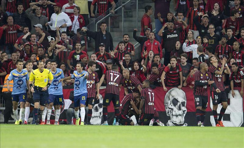 DT de Atlético PR destacó a Pavez: