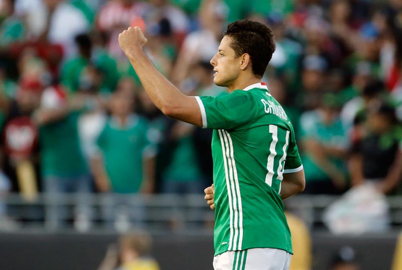 Rudi Vöeller acepta que han recibido ofertas por Chicharito