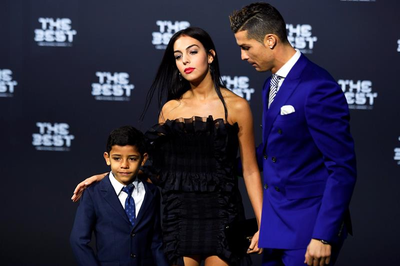 Cristiano Ronaldo le propuso matrimonio a su novia con anillo de diamantes