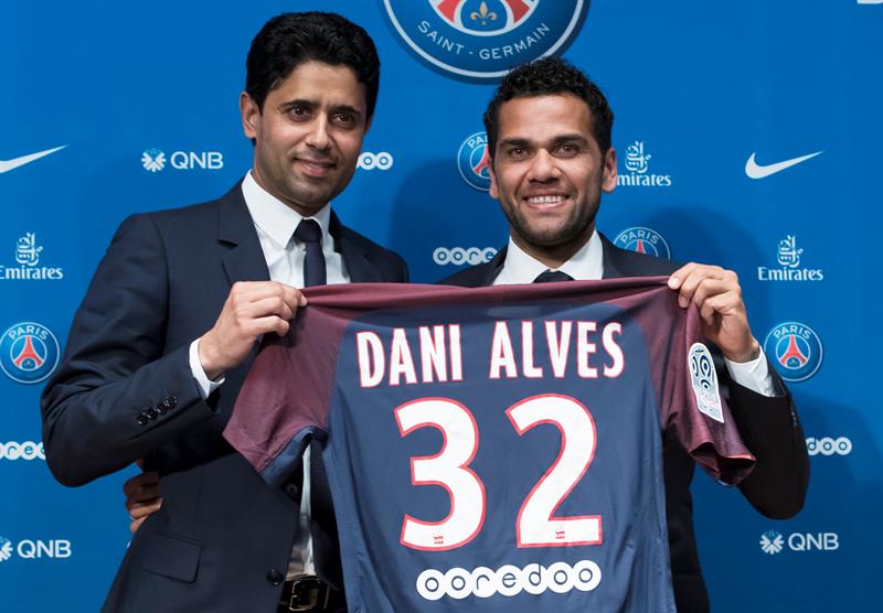 Alves 'se pelea' con un periodista por Neymar