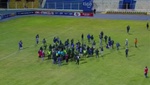 Expulsó a cuatro jugadores, el presidente bajó al campo... ¡y le agredió!