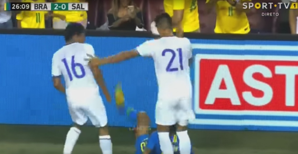 Neymar Lanzó Un Sombrero Desde El Suelo Besoccer