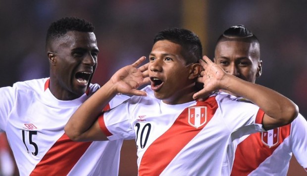 Pin Edison Flores será uno de los referentes de Perú ante la ausencia de Paolo Guerrero. AFP Whatsapp Twitter Facebook Comentarios 0