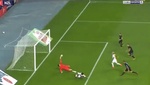 La parada imposible de Marinovic: ¡a una mano desde el suelo!