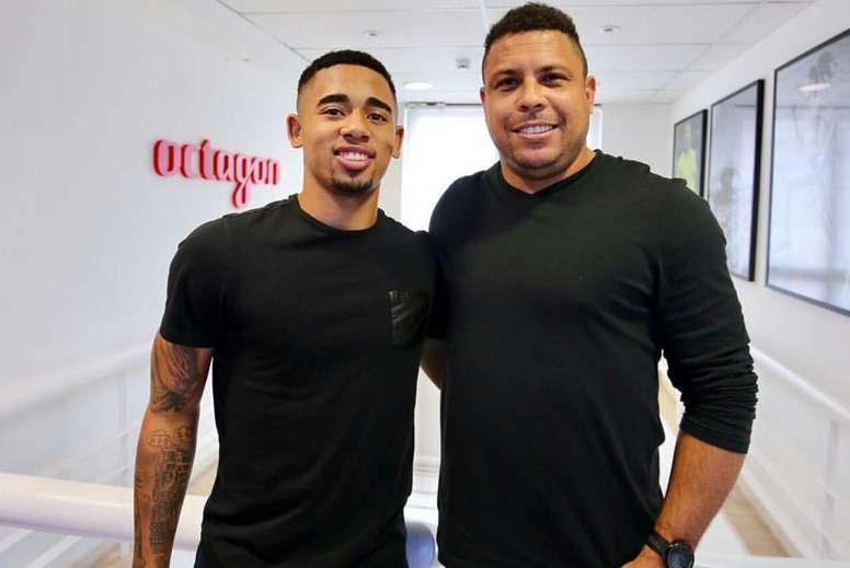 ¿Cuánto mide Gabriel Jesús? - Real height Gabriel-jesus--posando-con-ronaldo-nazario-en-las-instalaciones-del-manchester-city--mancity