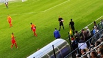 Un árbitro se lesionó... ¡y un hincha tuvo que sustituirle!