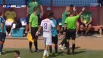 ¡Patada de un técnico a un rival para parar una contra!