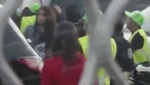 Increíble: Las esposas se pelean entre ellas y los jugadores tienen que separarlas