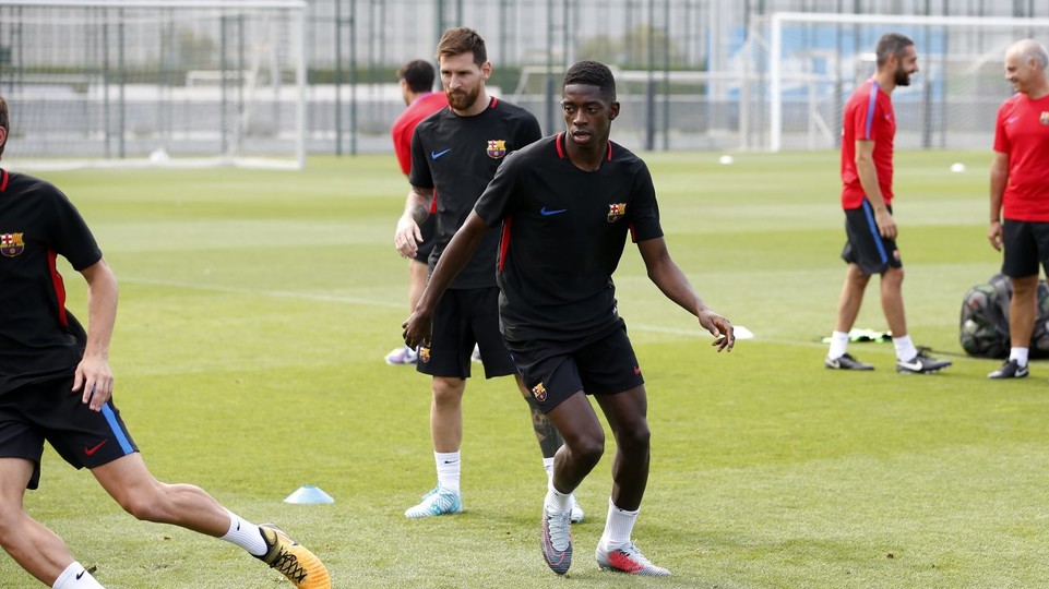 Pin Leo Messi et Dembélé lors de leur premier entraînement avec le Barça. FCBarcelona Whatsapp Twitter Facebook Commentaires 0