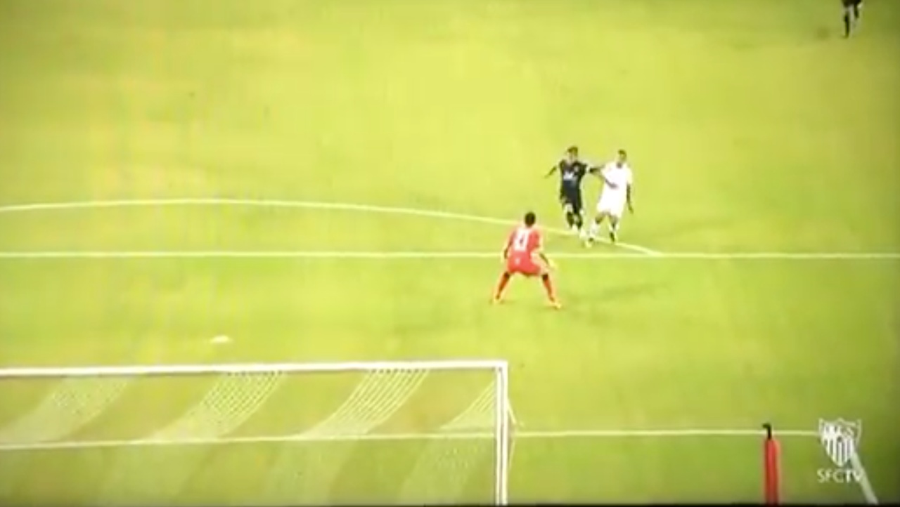 Pin Muriel se adelanta al defensa para marcar su primer gol con el Sevilla. Twitter Whatsapp Twitter Facebook Comentarios 1
