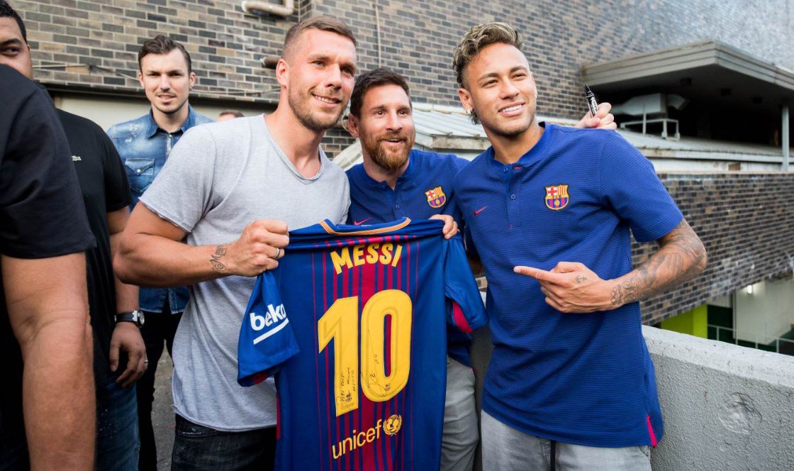 Piqué bromea en plena grabación publicitaria en Japón — Facebook Piqué bromea en plena grabación publicitaria en Japón — Facebook