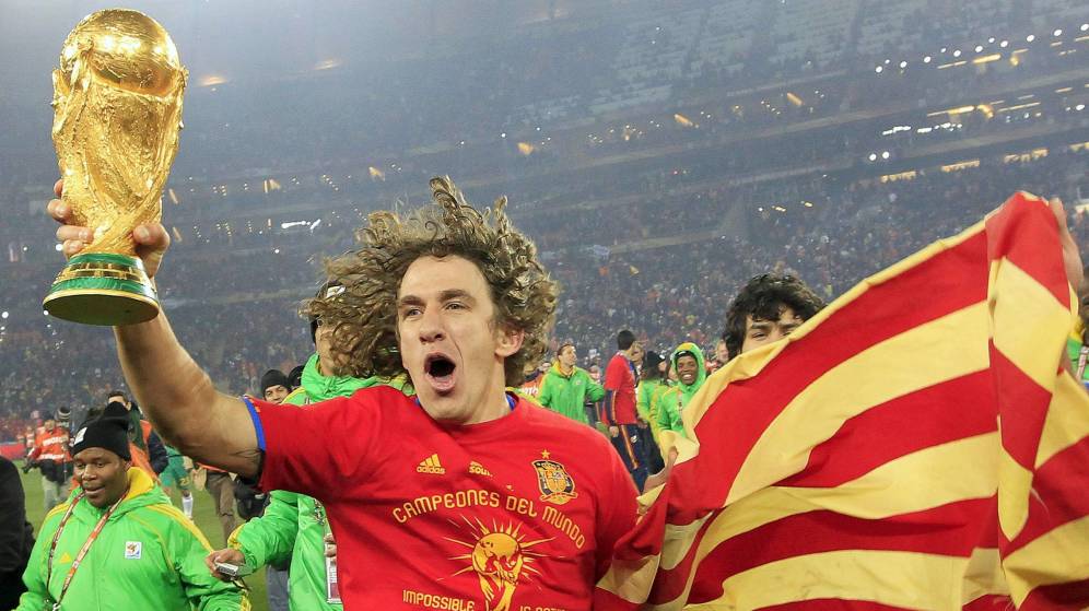 Brutal planchazo de Carles Puyol en el Mundial de Leyendas
