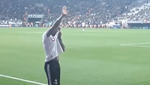 El baño de masas de Quaresma con la afición mientras esperaba al VAR