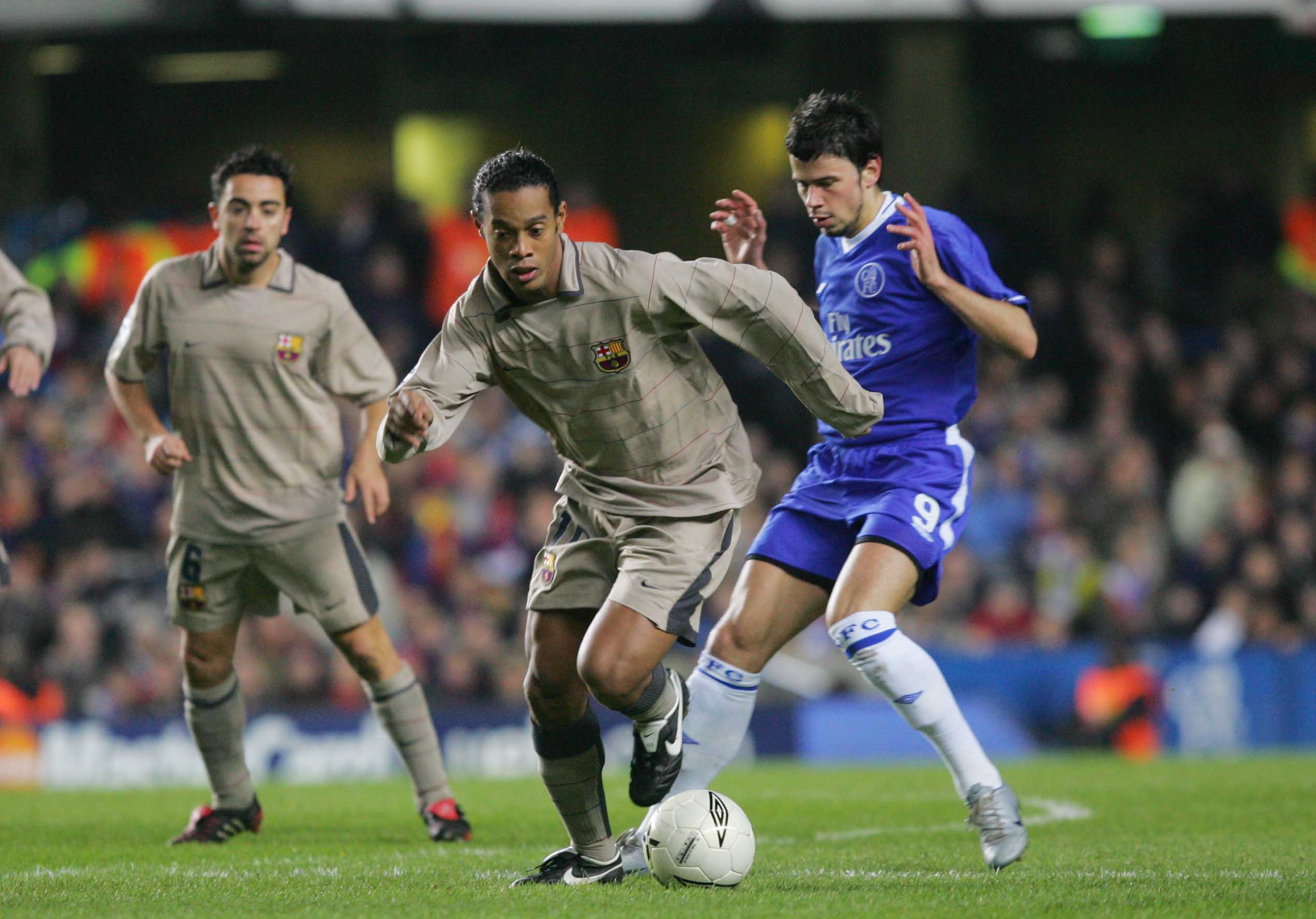 cules El topic de la reminiscencia blaugrana. Caòtic: insults amenaces... hasta contra els difunts - Página 6 Ronaldinho-se-va-de-kezman-ante-la-atenta-mirada-de-xavi-en-el-chelsea-barcelona-de-la-2004-05--fcbarcelona