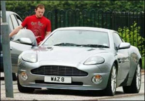 Los coches más espectaculares de Cristiano Ronaldo Rooney-entrando-en-su-coche--gayow