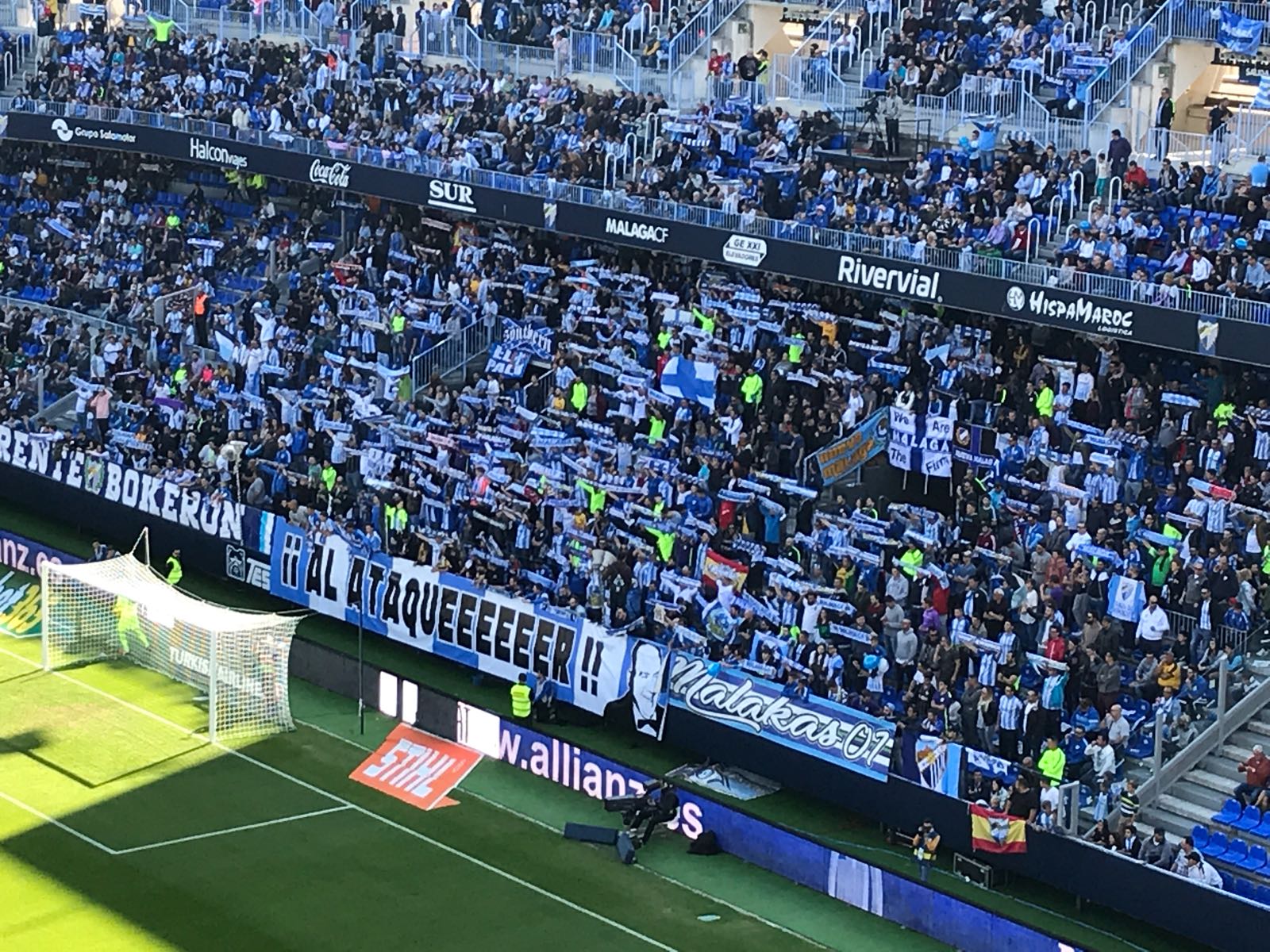 Increíble recibimiento de la afición del Málaga a su equipo con las bufandas en alto. 