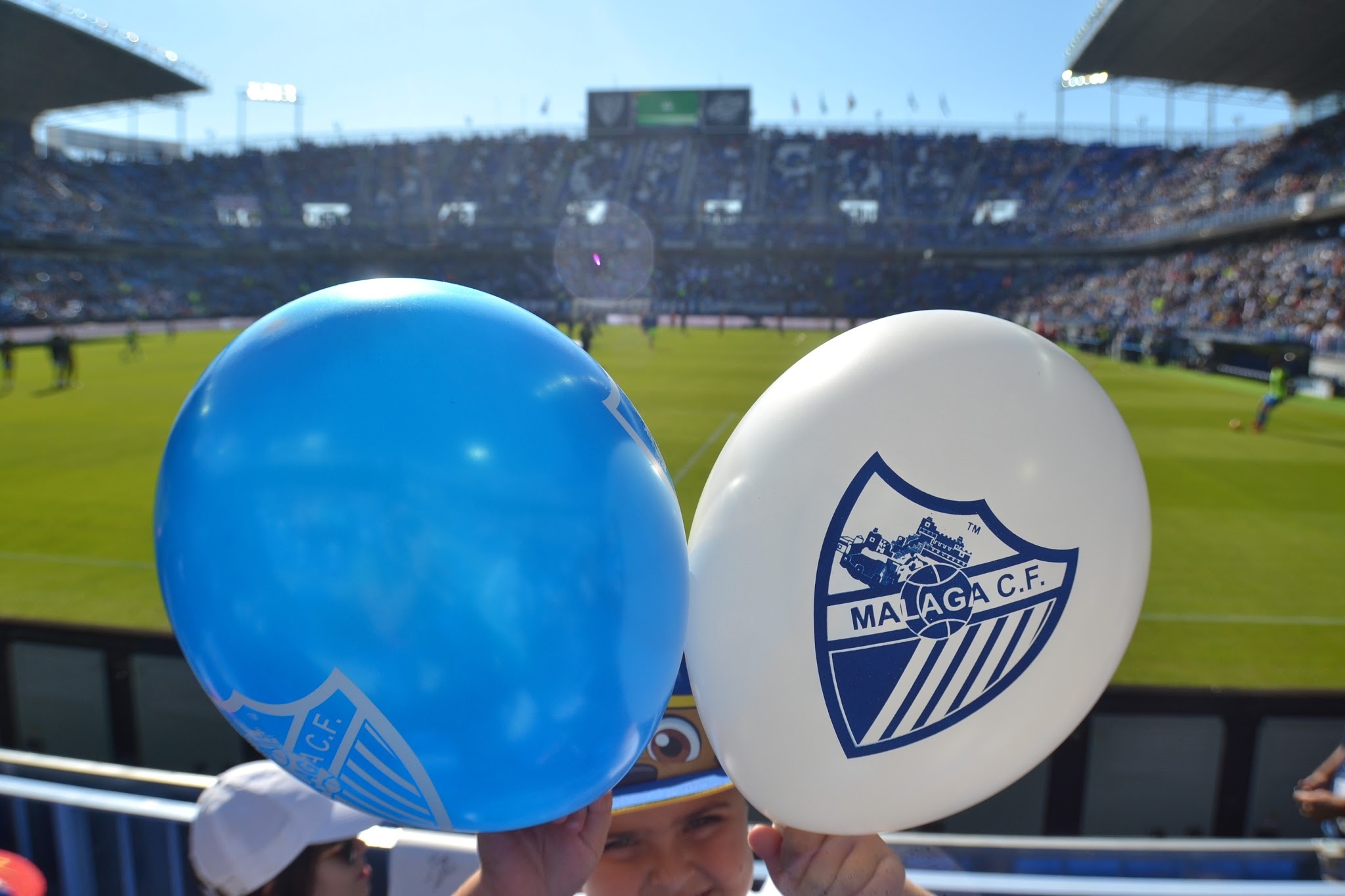 El Málaga ha repartido globos blanquiazules. ¡Así luce La Rosaleda! 