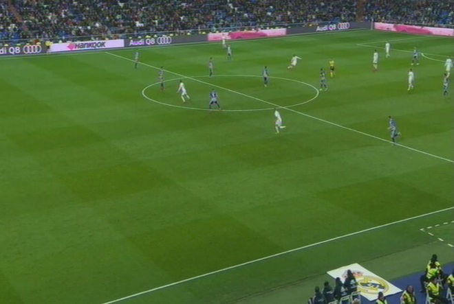 La jugada polémica del partido: pitaron fuera de juego de Benzema, que se quedaba solo.