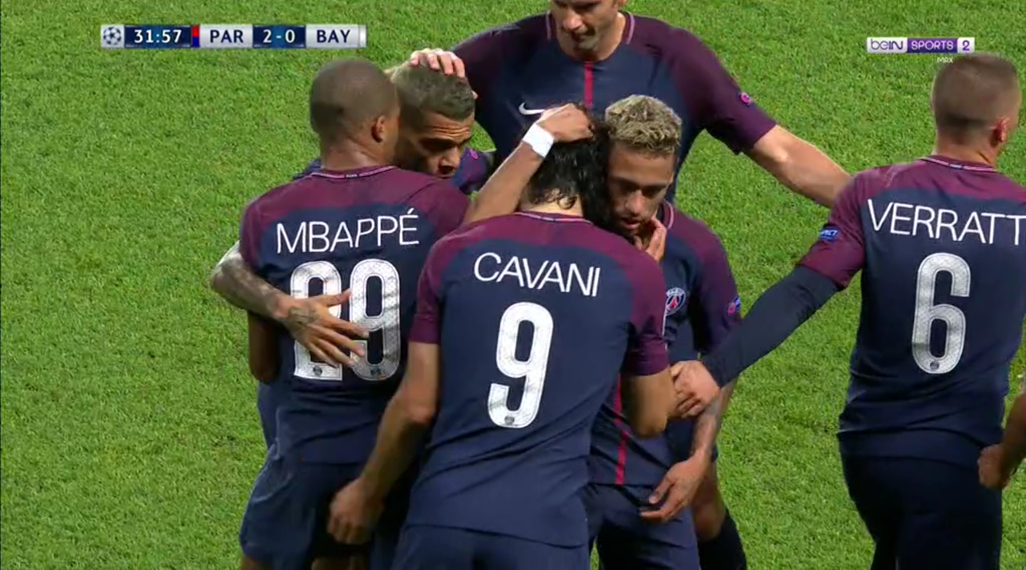 Imagen muy llamativa la de la celebración del 2-0. Cavani se fue a la banda, los jugadores fueron a felicitarle y Neymar se abrazó con Alves. El lateral le dijo algo y el delantero, aunque algo perezoso, fue a festejarlo con el uruguayo. Siguen los líos...