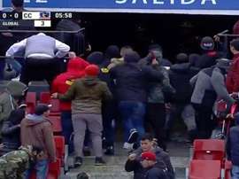 Los aficionados se pelearon con los agentes de seguridad. CDFTV