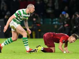 Con gol y doble amarilla de Brown, el Celtic se impuso. AFP
