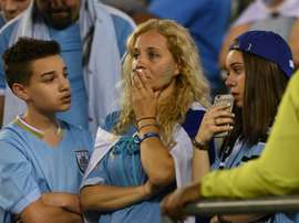 Duelo de cánticos entre aficionados de Chile y Uruguay antes del partido. AFP