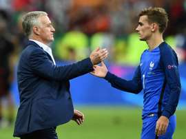 Didier Deschamps cree que Griezmann ya debería saber qué hacer con su carrera. AFP/Archivo