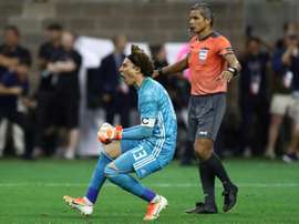 Ochoa jugó lesionado la final de la Copa Oro. AFP