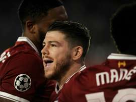 Alberto Moreno tiene un pie fuera del Liverpool. AFP/Archivo