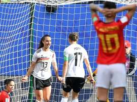 Sara Däbritz (i) hizo el gol alemán ante las españolas. AFP