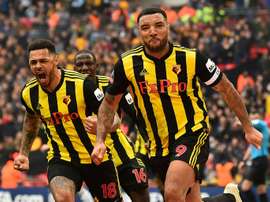 Troy Deeney (d) está firmando una temporada de ensueño. AFP/Archivo