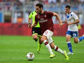 Çalhanoglu sería el recambio de Eriksen. AFP