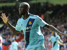 Carlton Cole recibió una inocentada de Defoe y Rooney. AFP