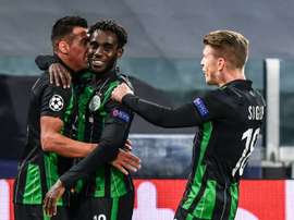 Uzuni (i) está cumpliendo su sueño al jugar la Champions League. AFP