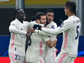 Nacho le gana la partida a Militao. AFP