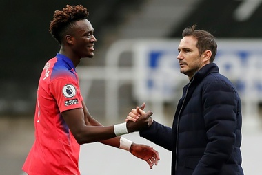 Tammy Abraham duda en renovar ante el interés por Haaland. AFP