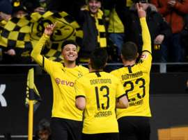 Sancho, Witsel, Guerreiro, Zagadou y Akanji se saltaron la cuarentena para pelarse. AFP