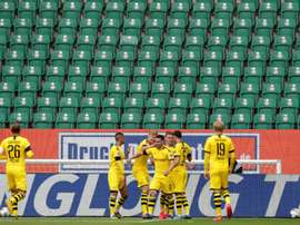 Six joueurs de Dortmund pris en train de briser le protocole. AFP