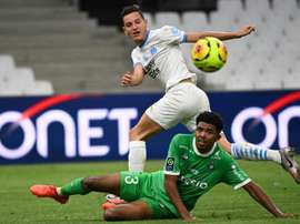 Florian Thauvin (de pie) suena para el Milan. AFP/Archivo