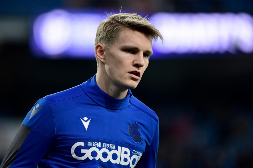 Liverpool y Chelsea querrían quedarse para siempre con Odegaard. AFP