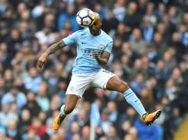 El Everton tienta a Fabian Delph. AFP