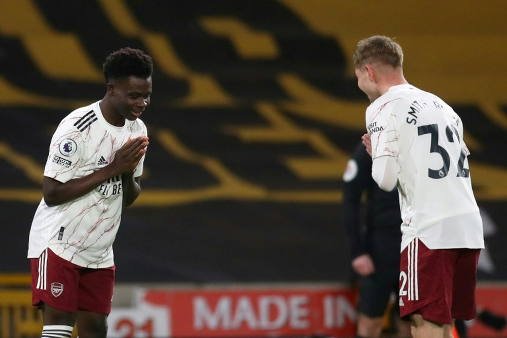 Bukayo Saka (i) se enfrentará al entrenador que le descubrió. AFP
