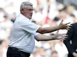 Steve Bruce suena para entrenar el Newcastle. AFP