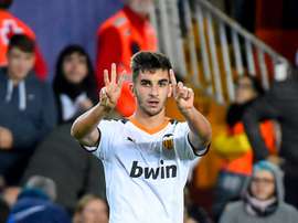 Ferran Torres se despidió de la afición del Valencia. AFP