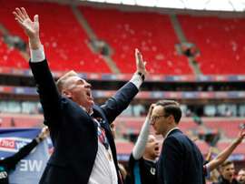 Dean Smith celebró con rabia y alegría el ascenso de los 'villanos'. AFP