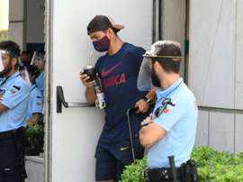 Suárez complica su salida del Barcelona. AFP