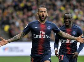 El PSG no termina de cerrar la renovación de Alves. AFP